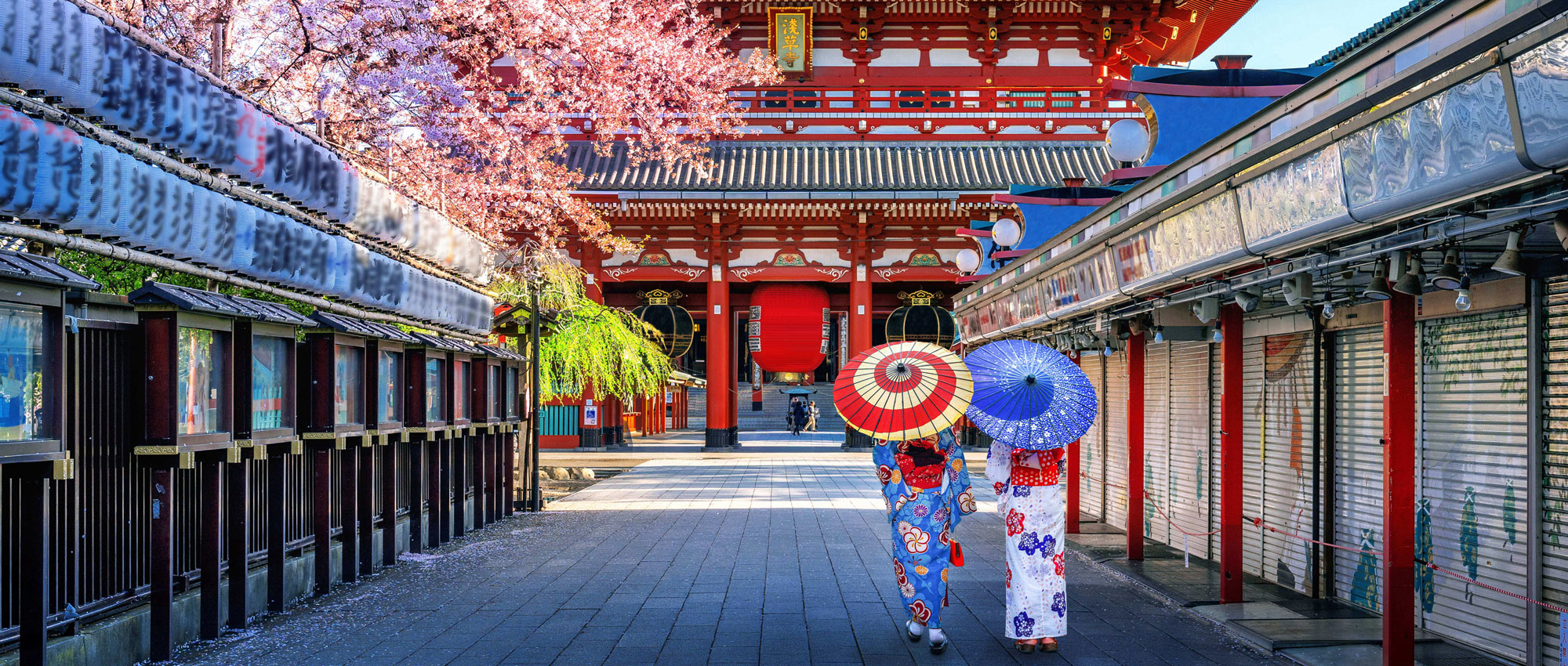 Two women in traditional Japanese clothing